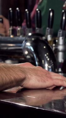 Yetenekli bir barmen soğuk bardağa köpüklü, altın bir bira dökerek neşeli bir an yaratıyor. Ilık ortam, parlak ahşap ve yumuşak ışıklandırmayla, arkadaşlarımız arasındaki dostluk ve rahatlama duygusunu arttırır.