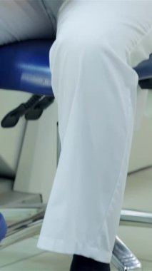 Gıcır gıcır mavi üniformalı yetenekli bir dişçi hasta kayıtlarını dikkatle inceler. Gösterişli, iyi aydınlatılmış bir klinikte profesyonelliği somutlaştırır. Bu resim diş bakımının titiz doğasını vurgular, kapsamlı kontrollerin hayati rolünün altını çizer