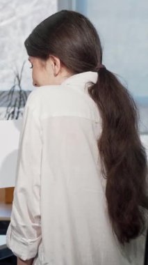 Büyüleyici bir dikiz görüntüsü, renkli iş grafikleri hakkında dinamik bir tartışmaya giren iki bayan meslektaşı sergiliyor. Neşeli, olgun iş kadını genç mevkidaşına canlı istatistik çizelgeleri sunarak...