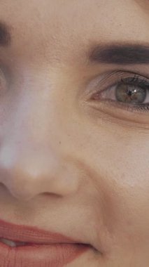 This vibrant close-up showcases a stunning young woman with sparkling green eyes and a dazzling smile, radiating pure joy. Her cheerful expression and natural beauty illuminate the scene, inviting warmth and positivity into the viewers heart