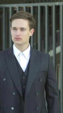 Sivri giyinmiş, güler yüzlü iş adamlarından oluşan dinamik bir üçlü hareketli bir şehir caddesinde kendine güvenen bir tokalaşmaya girişirler, pozitiflik ve işbirliği yayarlar. Bu canlı sahne yeni bir sahnenin heyecanını özetliyor.