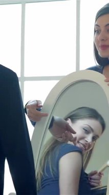 Üç modaya uygun kız arkadaş parlak bir aynanın etrafında toplanıyor. Yüzleri, çarpıcı bir elbiseye hayran oldukları için neşeyle parlıyor. Kahkahaları havayı dolduruyor, arkadaşlığın özünü yakalıyor ve son trendleri canlı bir şekilde keşfetme heyecanı.