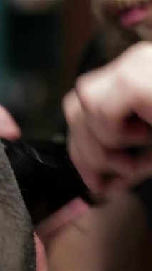 Şık bir berber dükkanında, kendini işine adamış bir berber titiz bir hassasiyet ve sanat sergileyen sakallı bir adamı ustalıkla tımar eder. Canlı atmosfer makas kesme sesleriyle uğulduyor ve zengin tımar ürünleri kokusu, şık bir stil yaratıyor.