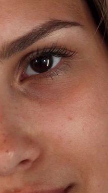 Çarpıcı bir yakın plan, kameraya ışıldayan neşeli genç bir kadını yakalar. Kusursuz cildi yemyeşil bir zemin üzerinde parlar. Doğal güzelliği ve tasasız ruhu, makyajsız gülümserken, kendine güveni ve pozitifliği yayarken...