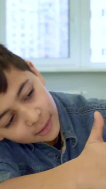 Siyah saçlı genç bir çocuk renkli bir oyuncak olan ATV 'yi hevesle araştırıyor. Parmağı, gülümseyen Afrikalı Amerikalı babasının gururla izlediği karmaşık detayları takip ediyor. Bu harika an, şenlik sırasında aile bağlarının sıcaklığını gösteriyor.