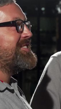 İki çekici erkek, heyecan verici bir futbol maçına dalmışken kutlama için bardaklarını kaldırarak bir viski barında keyifli bir anı paylaşıyorlar. Atmosfer elektriklidir, yoldaşlıkla doludur ve viskinin zengin kokusu mükemmel bir karışım yaratır.