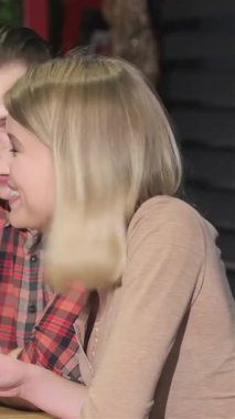 Üç beyaz erkek ve bir sarışın kadının, şık bir barda coşkulu kokteyllerle kadeh kaldırdığı dört genç yetişkinin coşkulu buluşması. Neşeli atmosfer kahkaha ve dostlukla uğulduyor, unutulmaz bir kutlama yaratıyor.