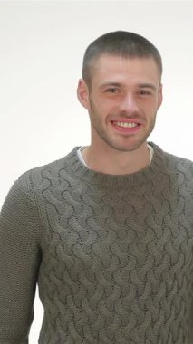 Neşeli bir kız, erkek arkadaşına arkadan sevinçle sarılır, ona hoş bir hediye sunar, her ikisi de rahat kazaklar içinde parlar. Sıcak gülümsemeleri ve şenlikli Noel Baba şapkaları mutluluk saçıyor. Sihirli bir aşk ve birliktelik atmosferi yaratıyor.