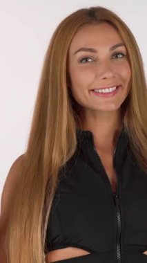 Bu canlı sporcu kadın neşe saçıyor, bir elinde taze yeşil bir elma, diğerinde parlak bir su şişesi sergiliyor. Onun ışıl ışıl gülüşü ve atletik kıyafeti sağlıklı yaşam ruhunu somutlaştırıyor. Diğerlerini besleyici seçenekleri kucaklamaya motive ediyor.