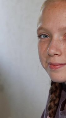 Çekici çilleri olan neşeli kızıl saçlı bir kız resim dersinde kendini çizime verirken mutluluk saçıyor. Bu canlı sahne çocukluk yaratıcılığının canlı özünü özetliyor, sanatsal yeteneğini ve neşesini gözler önüne seriyor.