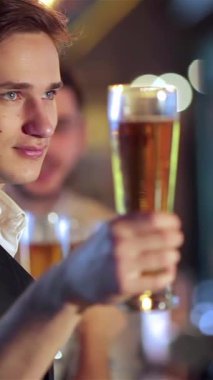 Dört genç iş adamının coşkulu buluşması, büyük ekranda en sevdikleri futbol takımına tezahürat ederken buzlu bira kadehlerini kaldırıyor, kahkahalar ve heyecan bardakları dolduruyor. Atmosfer yoldaşlıkla uğulduyor ve...