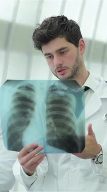 Kendini işine adamış üç doktor, iki erkek ve bir kadın titizlikle röntgen çekerek sigara içmenin tehlikelerini gözler önüne seriyor. Gıcır gıcır beyaz önlükleri ve yoğun odaklanmaları profesyonelliği yayarak ilham verici bir atmosfer yaratıyor.