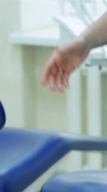 Neşeli bir hasta, gösterişli, aydınlık bir diş muayenehanesinde, güven ve profesyonellik saçan bir dişçiyle coşkuyla tokalaşıyor. Bu canlı sahne, pozitif hasta-dişçi ilişkilerinin önemini vurguluyor.