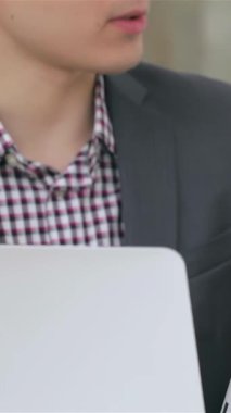 Yakından çekilen bir resimde genç, şık bir iş kadını ve işadamının dinamik elleri, şık bir tablet üzerindeki verileri tutkuyla analiz ederken görülüyor. Çağdaş bir ofis arkaplanına dayanan odaklanmış ifadeleri...