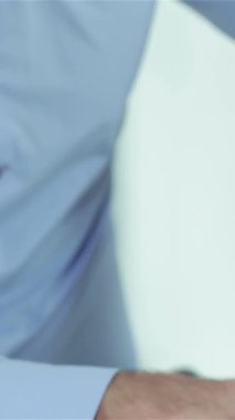 Kararlı bir işadamı, şık bir dizüstü bilgisayarda çizim ve grafikleri analiz eden meslektaşlarıyla canlı bir toplantı yapıyor. Hava fikirlerle ve stratejilerle heyecan vericidir. Formaliteleri keskinleştirir ve özlerini somutlaştırırlar.