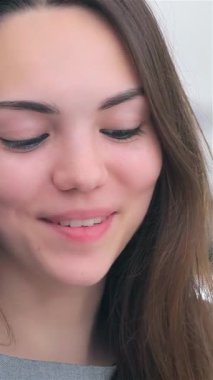 Çekici bir yakın plan, genç ve çekici bir iş adamını ve kadını canlı bir tartışmaya daldırır. Zarif bir tablet üzerindeki verileri analiz eder. Kadınların parlak gülümsemesi ve erkeklerin yoğun odaklanması ekip çalışmasının ve yeniliğin canlı atmosferini yayıyor.