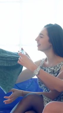 İki neşeli kız arkadaş, en son moda eğilimlerini keşfederken yüzleri heyecanla parlayan muhteşem yeşil bir elbiseden büyülendiler. Yumuşak, doğal ışıkla yıkanmış, canlı gülüşleri ve neşeli jestleri bir atmosfer yaratıyor.