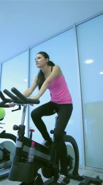 Dört cesur arkadaştan oluşan bir grup, parlak bir spor salonunda hareketsiz bisiklete binip enerji ve coşku saçıyor. Renkli spor kıyafetleri ve senkronize hareketleri canlı bir atmosfer yaratarak kararlılıklarını ve güçlerini ön plana çıkarıyor.