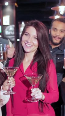 Canlı bir grup genç arkadaş neşeli bir kadeh kaldırarak neşeli bir barda içkilerini yudumluyor, samimiyet ve dostluk yayıyorlar. En sevdikleri futbol takımı için tezahürat yaparken atmosfer kahkaha ve heyecanla uğulduyor.