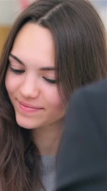 Bu samimi yakın çekim, genç ve profesyonel bir çifti iş projeleri hakkında dinamik bir tartışmaya daldırıyor, coşku ve takım çalışması yayıyorlar. Sıcak bir ofis arkaplanı tarafından çerçevelenen odaklanmış ifadeleri davetkar bir atmosfer yaratıyor.