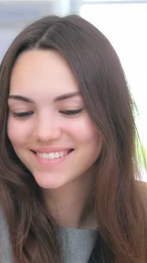 Canlı genç bir çift çığır açan iş projeleri hakkında yaratıcı ve coşkulu bir tartışmaya girişiyor. Sıcak gülümsemeleri ve odaklanmış bakışları modern ofis alanını aydınlatıyor, işbirliği ruhunu somutlaştırıyor ve