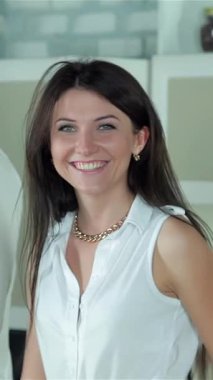 Parlak, modern bir mutfakta, üç neşeli arkadaş canlı sebzeler ve renkli malzemelerle çevrili sağlıklı bir akşam yemeği hazırlıyorlar. Işıl ışıl gülüşleri ve canlı arkadaşlıkları davetkar bir atmosfer yaratıyor.