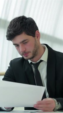 Doğal ışıkla dolu gösterişli, modern bir ofiste, iki kararlı işadamı yoğun bir şekilde hayati belgeleri tartışıyor, ifadeleri odak ve işbirliği saçıyor. Atmosfer profesyonellikle uğulduyor, strateji kurarken, kuşatıldıklarında.