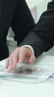 Gösterişli mobilyalarla süslenmiş modern bir ofiste, iki dinamik işadamı renkli çizelgeleri incelerken el sıkışarak başarılı bir ortaklığın örneğini veriyorlar. Sivri elbiseleri ve coşkulu ifadeleri...