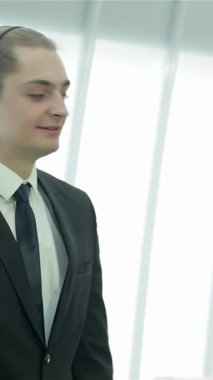 Gösterişli, güneşli bir ofiste, dört dinamik iş adamı, güvenlerini ve dostluklarını yansıtan gülüşleri ile hareketli bir tartışmaya girişirler. Yenilikçi fikirler alışverişinde bulunurken, takım çalışmalarını sergilediklerinde enerjik atmosfer enerji ile uğulduyor.