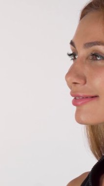 Işıl ışıl kızıl saçlı bir kadın, nefis bir çikolatalı çöreği burnuna yakın tutarken onun karşı konulmaz aromasını içine çekiyor. Bu büyüleyici an hoşgörünün zevkini güzelce yakalıyor, tatlı ikramların cazibesiyle birleşiyor.