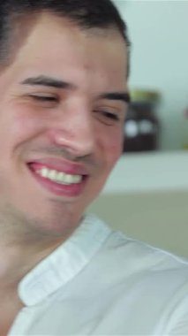 Neşeli bir çift, bir erkek ve bir kadın, güneşli mutfaklarında taze sebzelerle dolu canlı bir akşam yemeği hazırlarken keyifli bir anı paylaşıyorlar. Gülüşleri ve gülüşleri sıcak bir atmosfer yaratıyor, yemek pişirmenin ve...