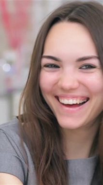 Genç ve çekici bir çiftin iş projeleri hakkında canlı bir tartışmaya girişmesi coşku ve takım çalışması yayıyor. Gülüşleri ve odaklanmış ifadeleri dinamik bir ortaklığı yansıtıyor, parlak, modern bir ofis zeminine karşı kurulmuş.