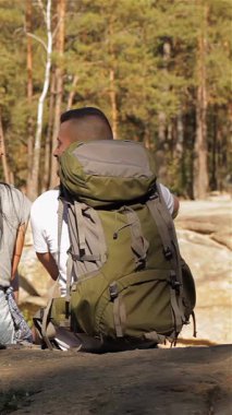 Sersemletici bir uçurumun kenarında canlı yeşillikler ve görkemli ağaçlarla çevrili maceraperest bir çift oturuyor. Güzel esmer kız sakallı sevgilisine bakarken uzun saçlarını şaklabanca çeviriyor, bir neşe anı yakalıyor ve...