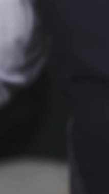 Bu büyüleyici yakın çekim gösterileri yetenekli bir berber profili olan genç bir adam titizlikle saçını tıraş ediyor, tımarcılıktaki hassasiyet ve sanatsallığı vurguluyor. Samimi berber dükkanı atmosferi stil ve beklenti yayıyor.