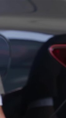 Canlı bir sahne, bir araba satıcısının yeni ve çarpıcı bir aracın anahtarlarını verdiği ve çiftlerin hayallerinin gerçeğe dönüştüğü o heyecanlı anı yakalar. Modern bayilikler heyecan dolu, gösterişli lüks otomobiller ve neşe dolu