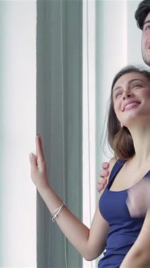 Işıl ışıl bir çift, karton kutularla çevrili güneşli bir pencerenin yanında birlikte parlak bir gelecek düşlüyorlar. Işıldayan gülümsemeleri ve şefkatli kucaklaşmaları yeni evlerinde yeni bir maceraya atılmanın heyecanını yakalar.