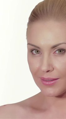 Parlak ciltli zarif bir kadının nefes kesici portresi, el değmemiş beyaz bir arkaplanda nazikçe yüzünü okşuyor. Bu büyüleyici güzellik modeli özgüven ve zarafet yayıyor. Kusursuz cildini ve narin özelliklerini vurguluyor.