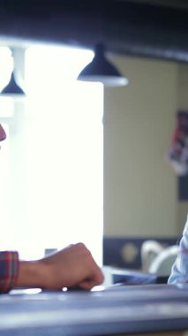 Canlı bir barda, iki neşeli genç adam sıcak ve davetkar bir atmosferle çevrili soğuk biraları ile neşeli bir sohbeti paylaşıyor. Kahkaha, dostluğa kadeh kaldırırken havayı dolduruyor. Bu canlı sosyal ortamda unutulmaz anılar yaratıyor.