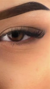 Bu büyüleyici makro çekim genç bir Asyalı kızın büyüleyici kahverengi gözlerine dikkat çekiyor. Karmaşık detaylar ve büyüleyici bir bakış sergiliyor. Zengin renkler ve mükemmel kıvrımlı kirpikleri sıcaklığı ve pozitifliği yansıtıyor, izleyicileri onunla bağ kurmaya davet ediyor.