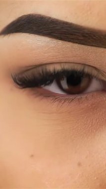 Bu nefes kesici makro çekim genç bir Asyalı kızın büyüleyici gözlerine ışık tutuyor. Karmaşık detaylar ve büyüleyici bir bakış sergiliyor. Zengin kahverengi tonlar ve zarif şekilli kirpikleri sıcaklığı ve pozitifliği yayarak izleyicileri bağlanmaya davet ediyor.