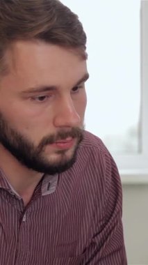 Şık beyaz bluzlu şık bir esmer kadın şık, modern ofis masasında üç erkeğe yaklaştı ve ateşli bir sohbet başlattı. Sakallı bir adamla ve gözlük takan başka bir adamla yakınlaşırken canlı atmosfer enerji ile uğulduyor.