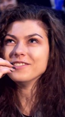 Işıl ışıl, kıvırcık saçlı beyaz bir kız komedi filmine dalmış loş bir sinemada kahkahaya boğuluyor. Işıl ışıl mavi gözleri ve geniş sırıtışı saf mutluluk saçıyor. Patlamış mısırın keyfini çıkarırken, coşkulu bir seyirci tarafından çevrelenmiş.