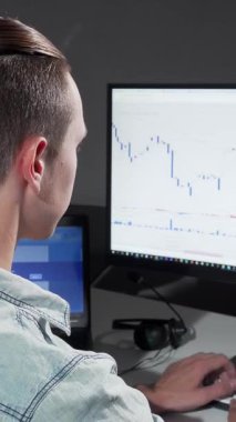 Odaklanmış bir erkek programcı, karmaşık veri görselleştirmeleri gösteren birden fazla ekranın yumuşak parıltısıyla aydınlanan ergonomik koltuğunda geriliyor. Loş ışıklandırma bilişim ofisi, teknoloji ve yaratıcılığın harmanlandığı, kendini adamış bir atmosfer yayıyor.