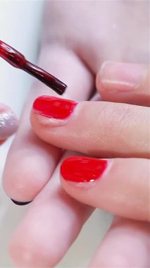 Zarif kadın elleri, canlı kırmızı bir manikürle süslenmiş, yumuşak, kremsi bir arka plana karşı nazikçe dinleniyor. Bu yakın plan, tırnak tasarımının sanatsallığını ve bakımlı tenin ihtişamını çok iyi yansıtıyor. Cazibe ve cazibe hissi uyandırıyor.