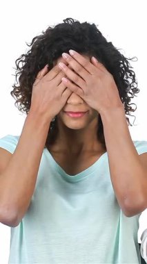 Üç canlı kız, bir Asyalı, bir Afro-Amerikalı ve bir Kafkasyalı, parlak beyaz bir fon karşısında kahkaha ve şakacı hareketlerle parlıyorlar. Bulaşıcı neşeleri sırlarını paylaşırken, öpüşürken ve gizlice gözetlerken yayılıyor.