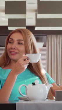 Enfes bir çift şık bir kafede sakin bir sabah çayı içer, gözleri rüya gibi bir bakışla kilitlenir. Güzel bir kadın dalgalı saçlar ve ışıl ışıl bir gülümsemeyle yakışıklı erkek arkadaşına sarılıyor ve onunla dolu samimi bir ortam yaratıyor.