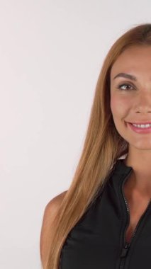 Uzun, dalgalı saçları olan neşeli bir kadın gururla taze, canlı bir brokoli tutarken pozitif ışıldıyor. Bu enerjik sahne sağlık ve mutluluğun özünü yakalar, besleyici bir yemeğin ve bir...