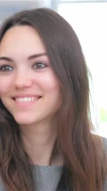 Yakın çekimde canlı genç bir çift iş projeleri hakkında coşkulu bir tartışmaya daldı ve coşku ve işbirliği yaydılar. Uzun siyah saçlı ve ışıl ışıl gülümseyen kadın kendine güvenir.