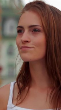 Büyüleyici bir yaz portresi güzel genç kadınları sergiliyor. Hoş, eski bir kasabada geziniyorlar, sıcak bir akşam ışığında banyo yapıyorlar. Işıl ışıl gülümsemeleri ve şık yaz kıyafetleri neşe ve keşif saçıyor, izleyicileri bir şeyler paylaşmaya çağırıyor.