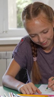 Neşeli, olgun bir bayan öğretmen ve onun hevesli genç öğrencisi gülümseme ve yaratıcı fikirler alışverişinde bulunan canlı bir sanat projesiyle derinden meşguller. Renkli sanat malzemeleri ve doğal ışıkla dolu canlı sınıf, ilham verici bir şeyi teşvik ediyor.